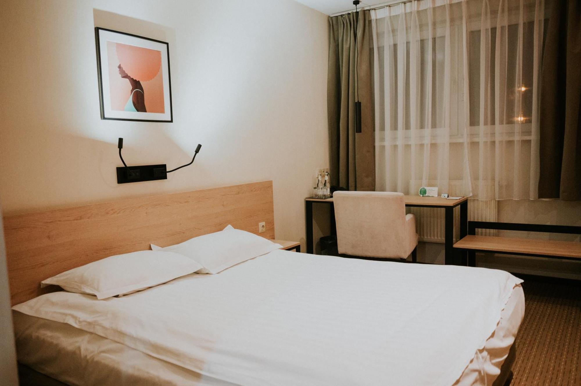 Iness Hotel Лодзь Екстер'єр фото