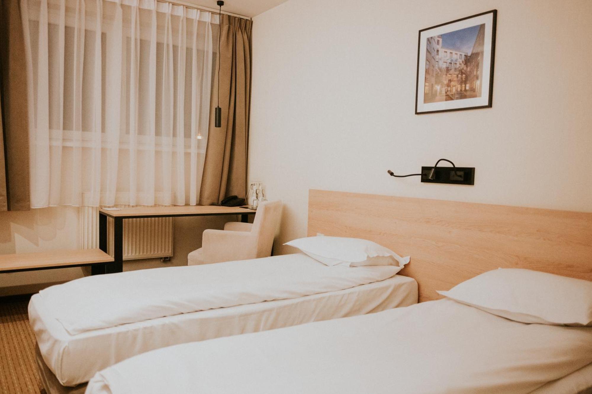 Iness Hotel Лодзь Екстер'єр фото