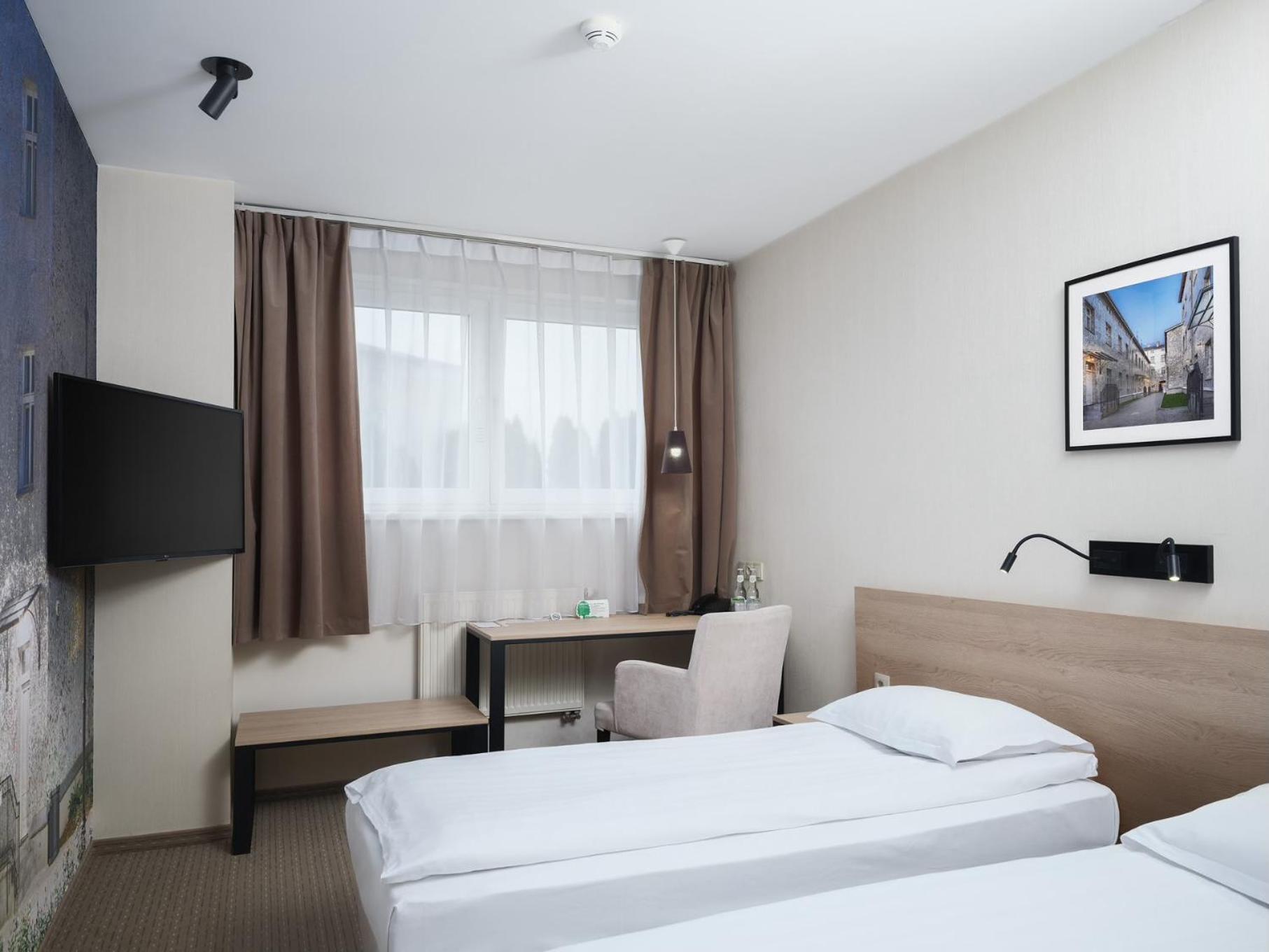 Iness Hotel Лодзь Екстер'єр фото