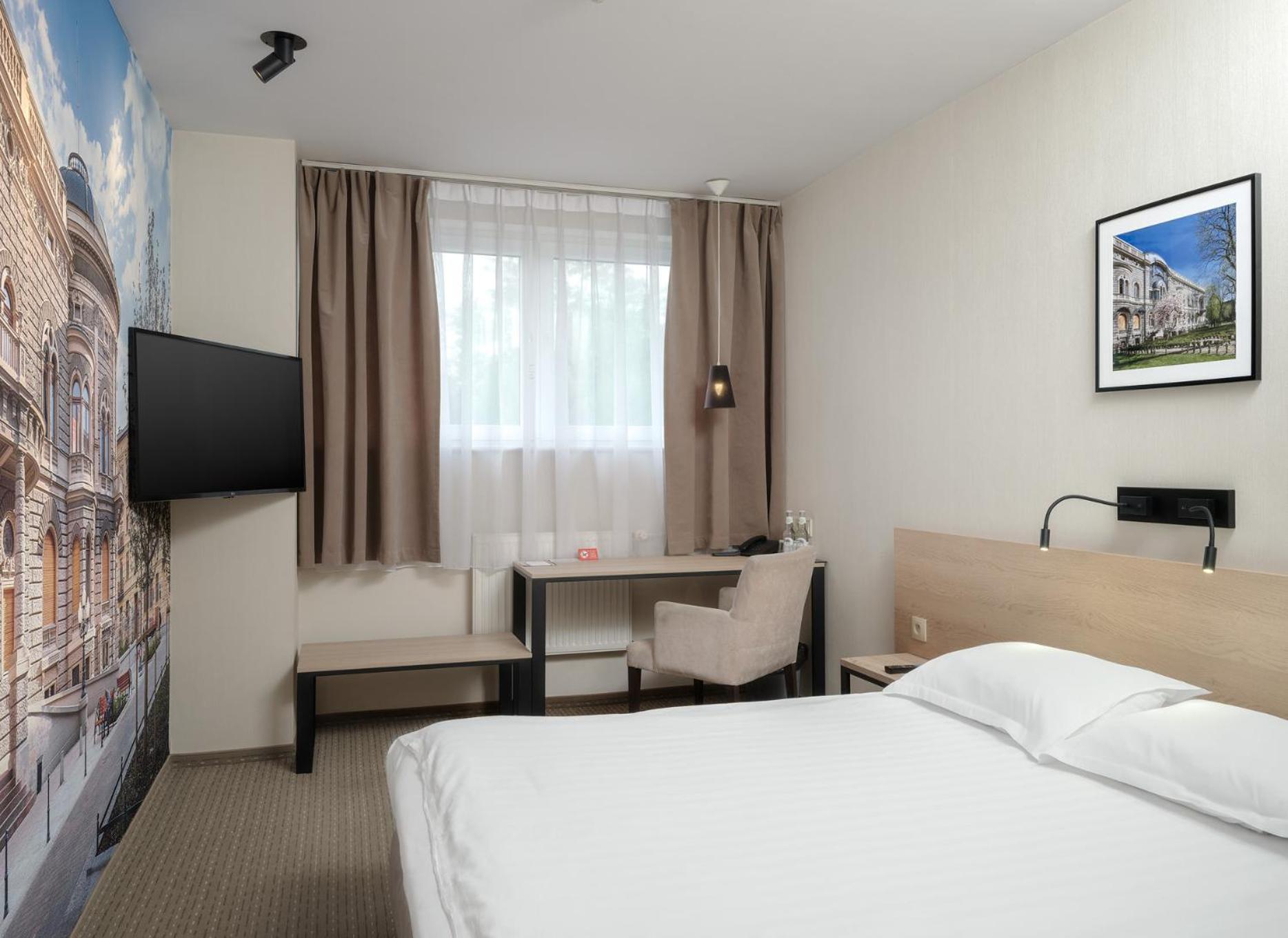 Iness Hotel Лодзь Екстер'єр фото